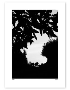 Fotografía "Ulía entre amigos". Serie Street Photography...